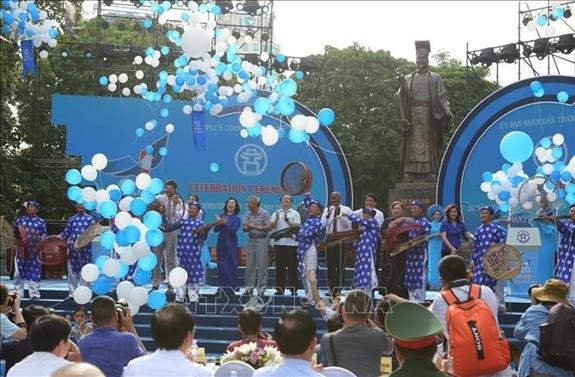 Các đại biểu thực hiện nghi lễ thả chim bồ câu và bóng tại Lễ kỷ niệm 20 năm Thành phố Hà Nội đón nhận danh hiệu Thành phố vì hòa bình. Ảnh: TTXVN.