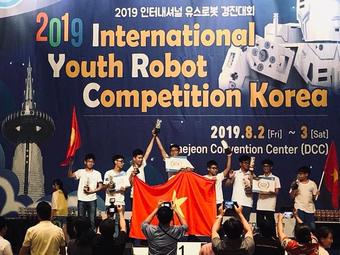 Đội tuyển Robotacon Việt Nam tại cuộc thi Robotacon-IYRC 2019 tại Hàn Quốc (Ảnh: CTV)