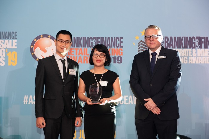 Đại diện BIDV (đứng giữa) nhận giải thưởng &quot;Ngân hàng cung cấp dịch vụ ngoại hối tốt nhất Việt Nam” từ Tạp chí Asian Banking &amp; Finance