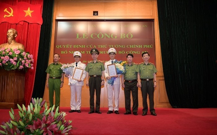 Bộ trưởng Tô Lâm cùng các đồng chí Thứ trưởng Bộ Công an tặng hoa, chúc mừng hai tân Thứ trưởng Lương Tam Quang và Nguyễn Duy Ngọc.
