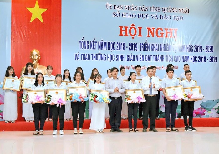 Tỉnh Quảng Ngãi trao tặng bằng khen cho những học sinh đạt thành tích cao. (Ảnh do tác giả cung cấp)