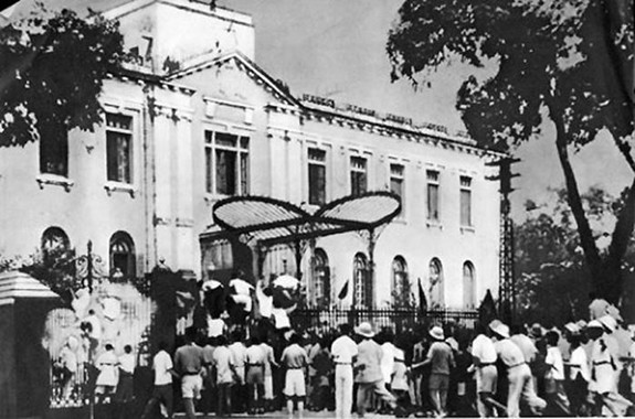Ngày 19/8/1945, dưới sự lãnh đạo của Đảng, nhân dân Việt Nam giành chính quyền tại Phủ Khâm sai Bắc Kỳ (Hà Nội). Ảnh tư liệu
