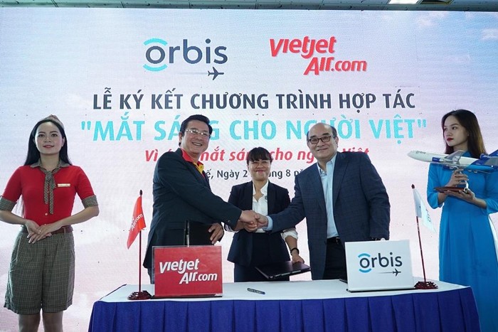 Vietjet ký kết thỏa thuận hợp tác dài hạn với Orbis trong dự án mang tên “Mắt sáng cho người Việt”.
