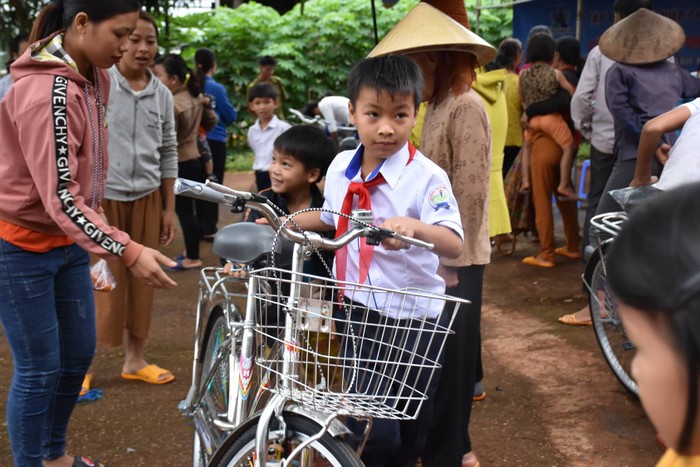 Niềm vui, sự háo hức của các em khi dắt trên tay chiếc xe đạp mới để con đường đến trường từ nay được thuận tiện, bớt vất vả hơn.
