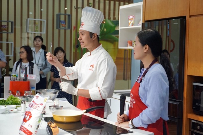 Đầu bếp từ Ajinomoto Cooking Studio chia sẻ và hướng dẫn thực hiện món Phở cuốn.