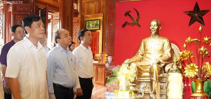 Thủ tướng dâng hương Đền thờ Bác Hồ. Ảnh: VGP
