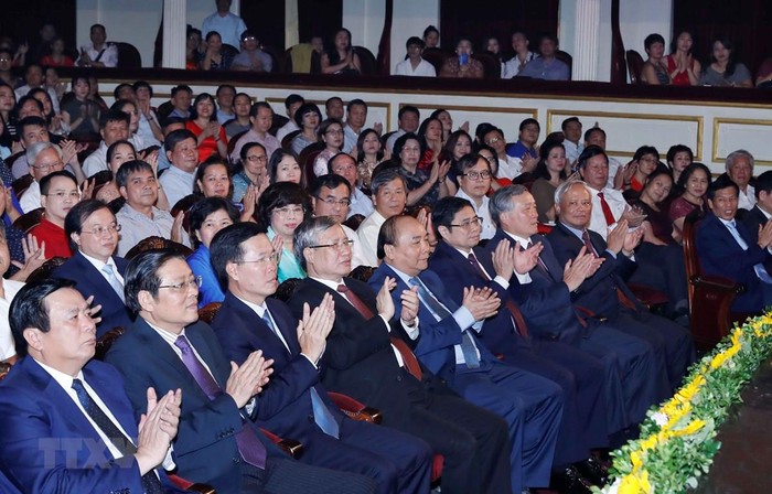 Thủ tướng Nguyễn Xuân Phúc; Thường trực Ban Bí thư Trần Quốc Vượng và các đồng chí lãnh đạo Đảng, Nhà nước dự chương trình. (Ảnh: Thống Nhất/TTXVN)