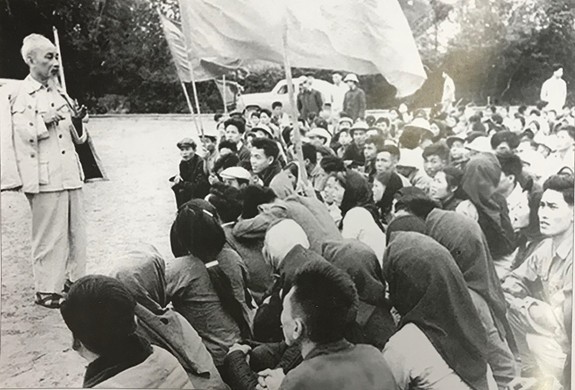 Bác Hồ nói chuyện với đồng bào xã Phú Diễn, huyện Từ Liêm, Hà Nội, sau buổi trồng cây mùa xuân, ngày 31/1/1965. Ảnh tư liệu