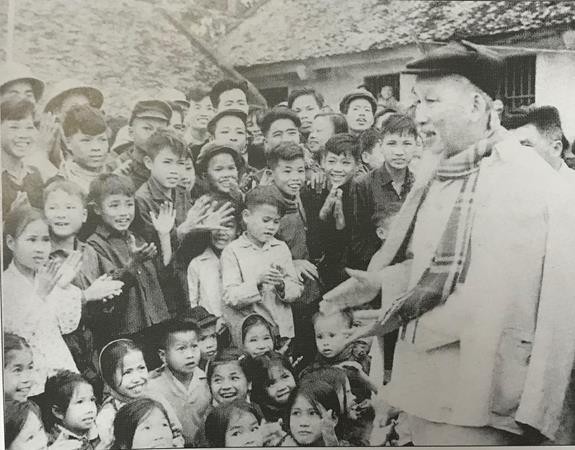 Bác Hồ nói chuyện với các cháu thiếu nhi trong dịp Người về thăm và chúc Tết đồng bào tỉnh Hà Bắc (Xuân Đinh Mùi, ngày 9/2/1967). Ảnh tư liệu