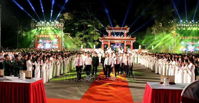 Thủ tướng Nguyễn Xuân Phúc dự chương trình cầu truyền hình trực tiếp “Bài ca kết đoàn” tại Thừa Thiên - Huế. (Ảnh: TTXVN)