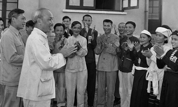 Chủ tịch Hồ Chí Minh gặp mặt thân mật các đại biểu dự Đại hội liên hoan Anh hùng, Chiến sỹ thi đua ngành nông nghiệp và Đổi công toàn quốc tại Hà Nội, ngày 23/5/1957. Ảnh: Tư liệu TTXVN