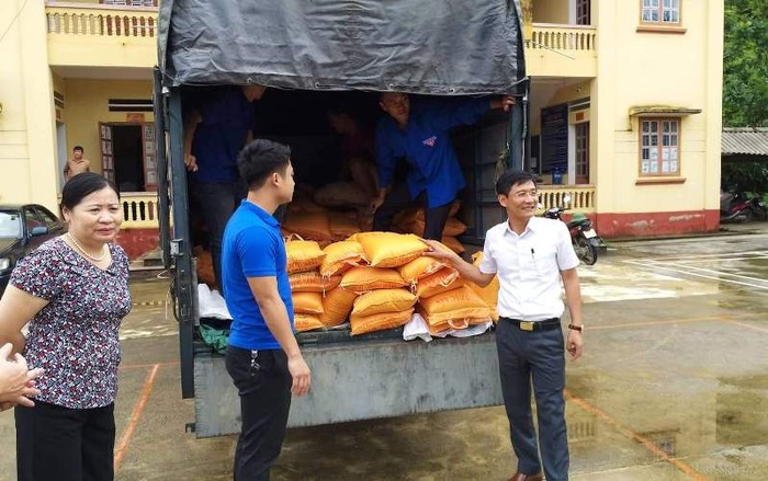 Đây là hoạt động thiện nguyện do Báo Xây dựng phối hợp với Đảng ủy Khối các cơ quan tỉnh Yên Bái trao tặng gạo cho các hộ gia đình có hoàn cảnh khó khăn.