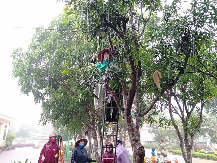 Các cô giáo mầm non Thượng Lộc, Can Lộc trong mưa bão.