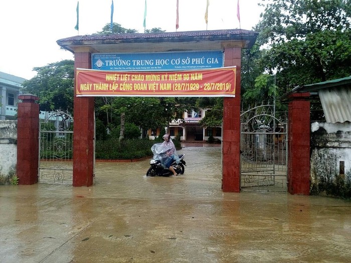 Vào lúc 14h ngày 3/9 Trường Trung học cơ sở Phú Gia (Hương Khê) đã ngập úng.