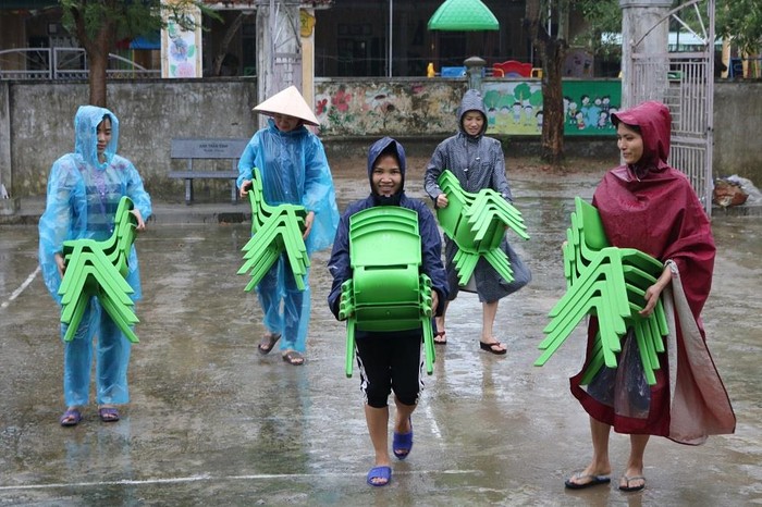 Sáng ngày 4/9, các cô giáo Trường Mầm non Trường Sơn đội mưa gió chuyển bàn ghế sang hội quán thôn Ngõ Lối chuẩn bị cho khai giảng