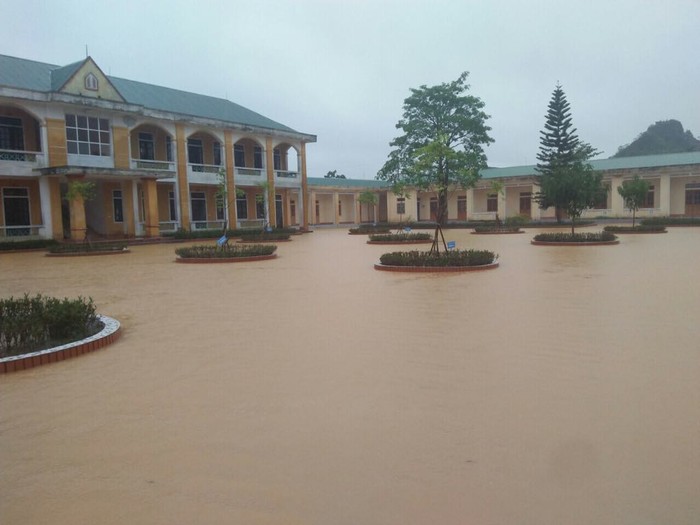 Trường Trung học cơ sở Hương Trạch, Hương Khê ngập trong lũ