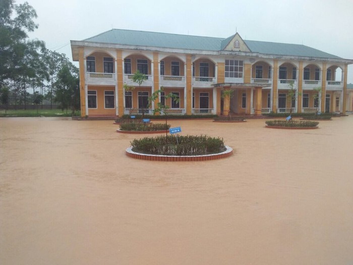 Trường Trung học cơ sở Hương Trạch, Hương Khê ngập trong lũ