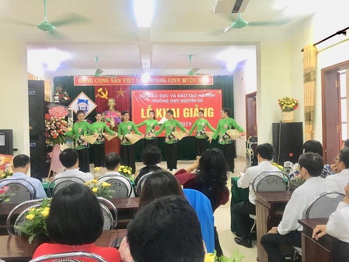 &quot;Tiếng hát át tiếng mưa” của đội văn nghệ Trường Trung học phổ thông Nguyễn Du, Nghi Xuân trình bày trong ngày khai giảng