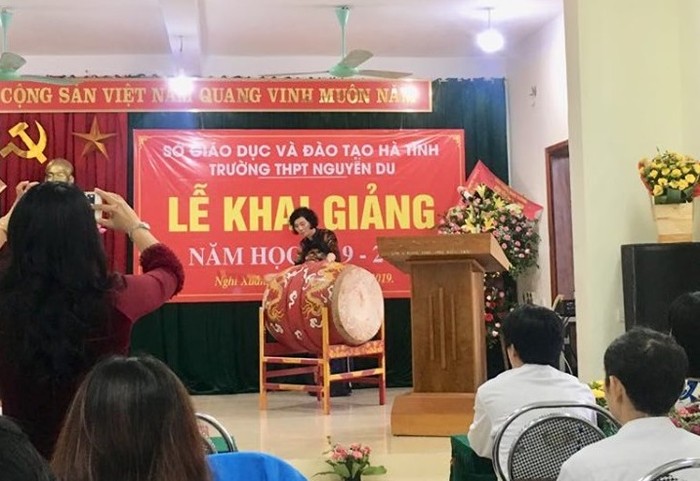 Hiệu trưởng Trường Trung học phổ thông Nguyễn Du đánh trống khai trường