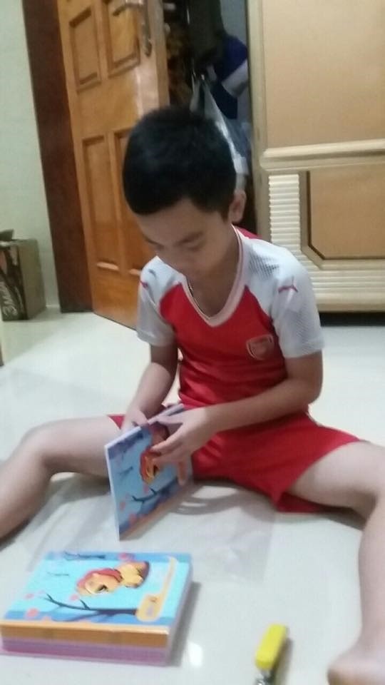 Em Trần Long Nhật, học lớp 5 Trường Tiểu học Phú Gia sáng ngày 05/9, ở nhà lấy sách ra bọc.