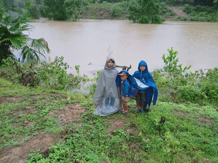 Ba em học sinh Trường mầm non Điền Mỹ sáng 5/9, ra vườn nhà xem nước. Nước lớn không đi được, các em buồn thiu trở về.