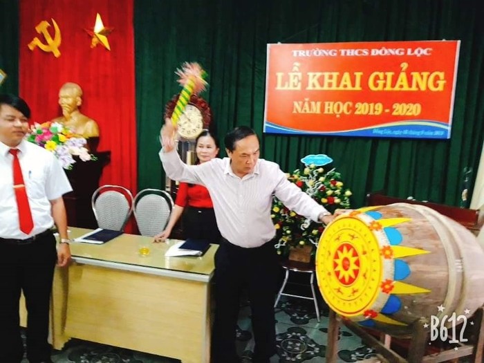 Đồng chí Võ Hồng Hải - Ủy viên Ban Thường vụ - Trưởng ban Tuyên giáo Tỉnh ủy đến dự lễ và đánh trống khai trường tại Trường Trung học cơ sở Đồng Lộc, Can Lộc