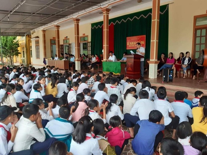 Trường Trung học cơ sở Trà Linh tổ chức khai giảng trong hành lang