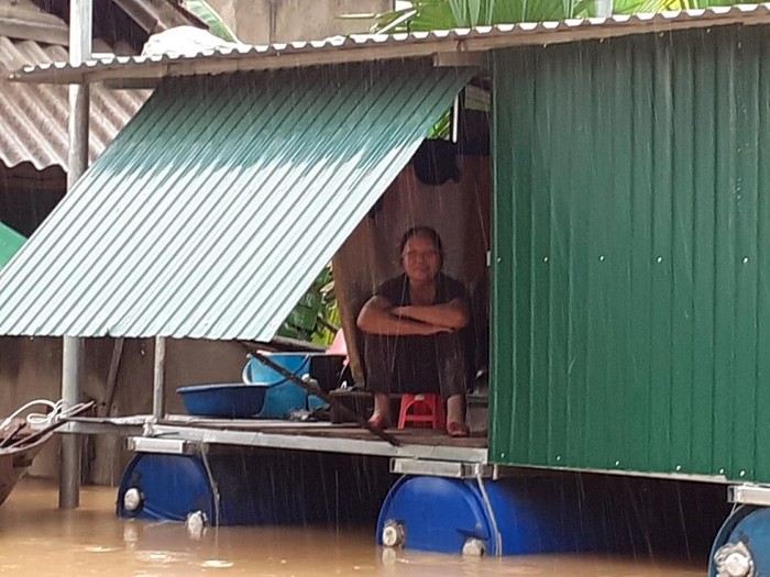 Cô Ngô Thị Nghĩa – giáo viên mầm non hợp đồng trong ngôi nhà tránh lũ sáng ngày khai giảng nhìn ra 4 bề mênh mông nước