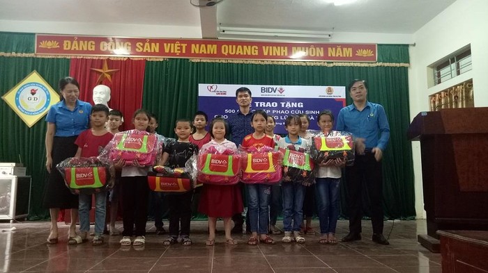 Học sinh Trường Trung học cơ sở Lê Hồng Phong, Trường Sơn, Đức Thọ nhận quà trong ngày khai giảng