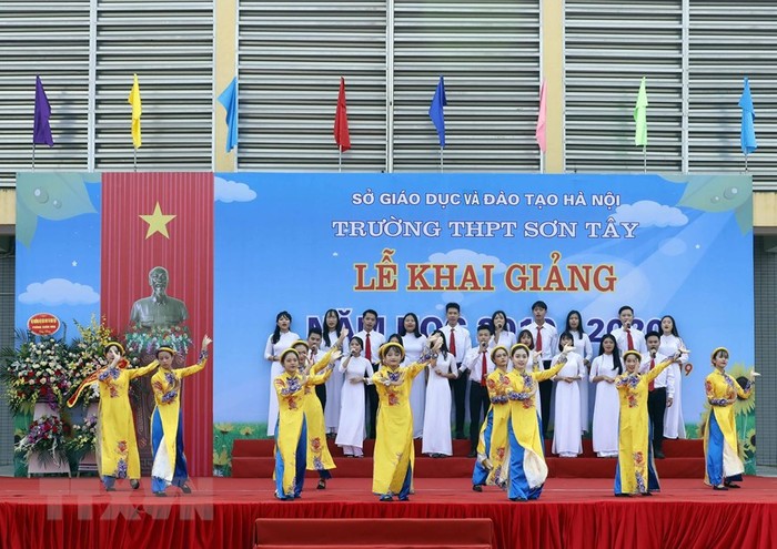 Học sinh Trường Trung học phổ thông Sơn Tây biểu diễn văn nghệ chào mừng năm học mới. (Ảnh: Thống Nhất/TTXVN)