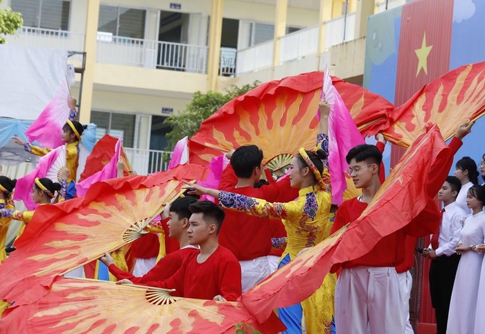 Học sinh Trường Trung học phổ thông Sơn Tây biểu diễn văn nghệ chào mừng năm học mới. (Ảnh: Thống Nhất/TTXVN)