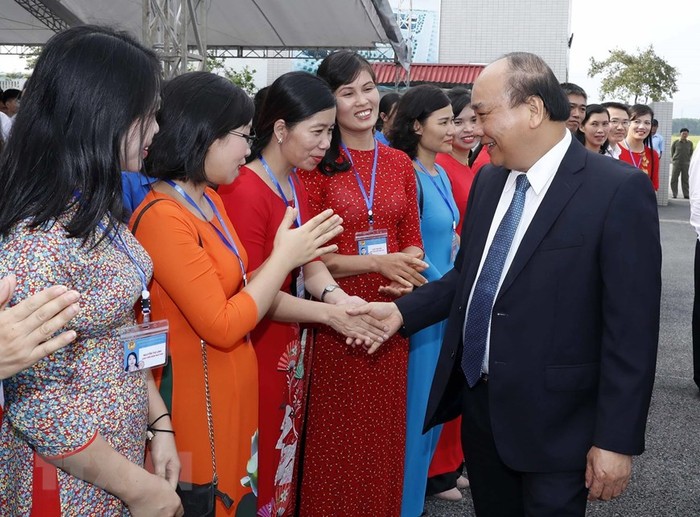 Thủ tướng Nguyễn Xuân Phúc và các đại biểu đến dự Lễ khai giảng năm học 2019-2020 tại Trường Trung học phổ thông Sơn Tây. (Ảnh: Thống Nhất/TTXVN)
