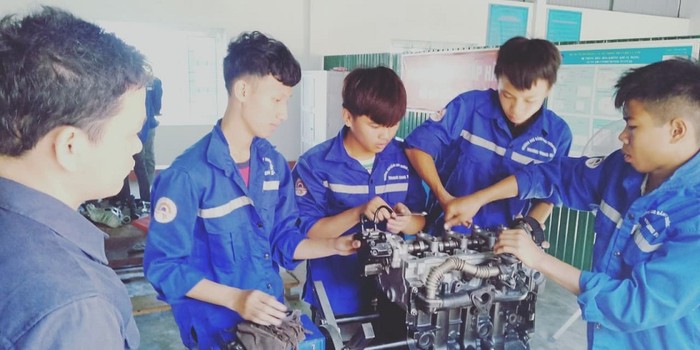 Học sinh Trung tâm Giáo dục nghề nghiệp - Giáo dục thường xuyên Đức Thọ thực hành nghề cơ khí trên thiết bị máy móc