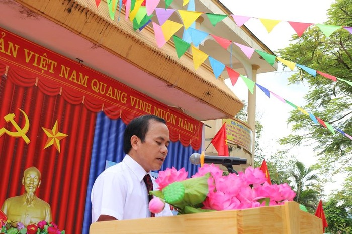 Thầy Lê Mạnh Hà - Hiệu trưởng Trường Tiểu học Hương Đô đọc diễn văn khai giảng năm học mới