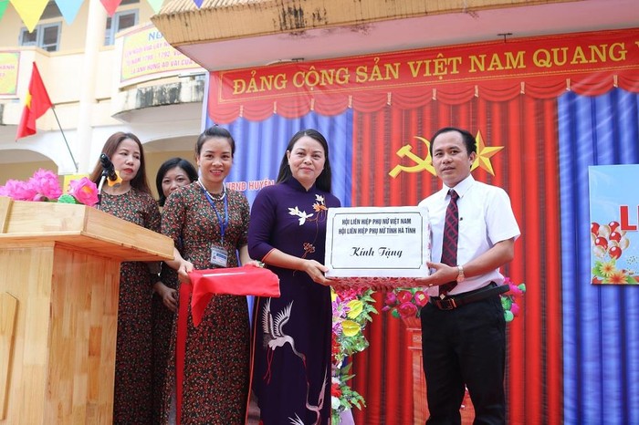 Bà Nguyễn Thị Thu Hà trao quà cho Trường Tiểu học Hương Đô
