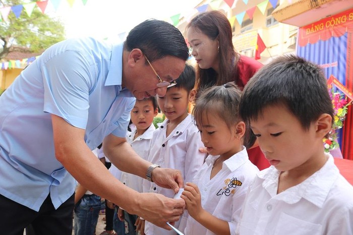 Ông Lê Đình Sơn trao quà cho học sinh Trường Tiểu học Hương Đô