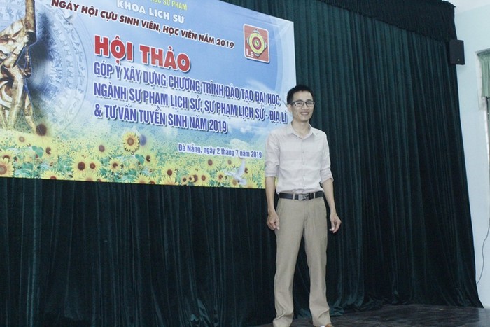 Thầy giáo Phan Hoàng Bách tham dự hội thảo