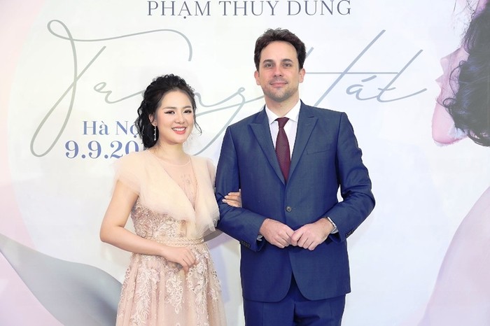 Ca sĩ Phạm Thùy Dung và nhạc trưởng Dàn nhạc Giao hưởng Mặt Trời Olivier Ochanine.