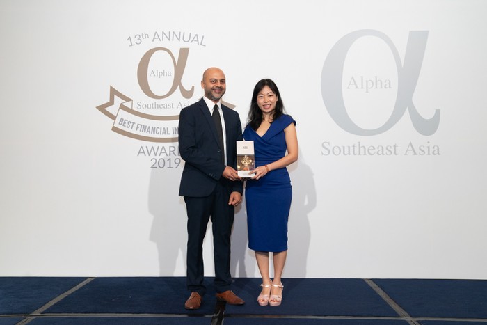 Đại diện Vietcombank, bà Vũ Thị Bích Thu - Trưởng Văn phòng đại diện tại Singapore nhận giải thưởng &quot;Ngân hàng tốt nhất Việt Nam&quot; của Tạp chí Alpha SEA