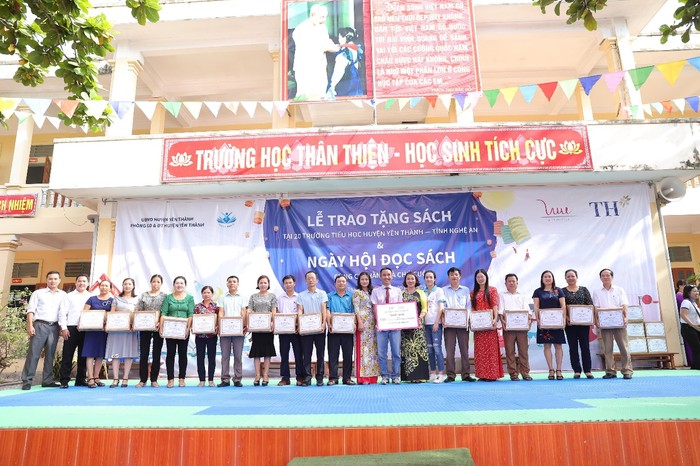 Tại Ngày hội, Tập đoàn TH và Quỹ Vì Tầm Vóc Việt đã trao 130 tủ sách cho 20 trường Tiểu học tại huyện Yên Thành, Nghệ An