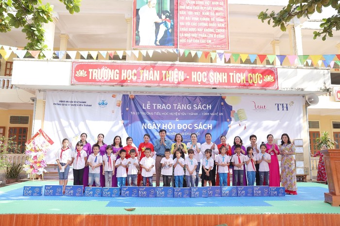 30 suất học bổng và quà tặng đã được Công đoàn THFC trao tặng cho các em học sinh có hoàn cảnh đặc biệt khó khăn tại trường Tiểu học Hợp Thành