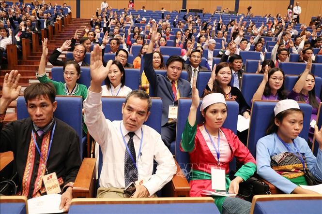 Các đại biểu biểu quyết thông qua Dự thảo số lượng danh sách Hiệp thương cử Ủy ban Trung ương Mặt trận Tổ quốc Việt Nam khóa IX. Ảnh: TTXVN