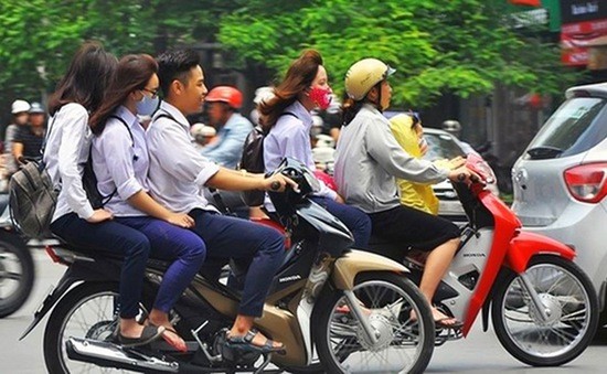 Tình trạng học sinh đi xe máy, vi phạm luật giao thông đang diễn ra ngày càng nhiều. Ảnh minh họa: VTV