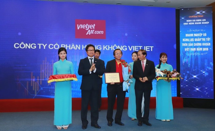 Đại diện Vietjet nhận giải thưởng