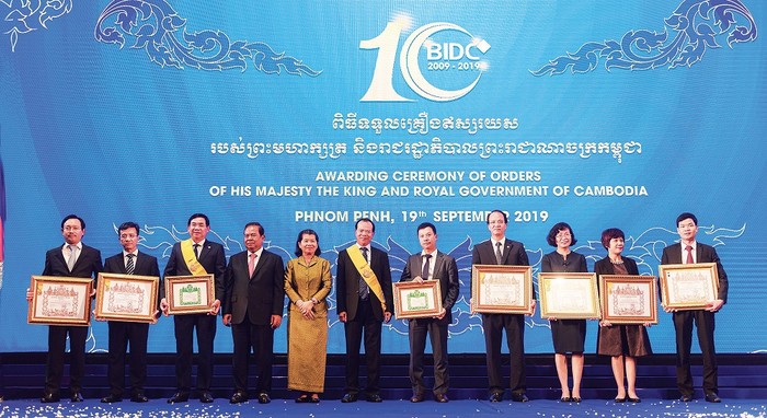 Phó Thủ tướng Chính phủ Hoàng gia Campuchia Men Sam An và Thống đốc Ngân hàng Quốc gia Campuchia Chea ChanTo trao tặng các Huân chương và phần thưởng cao quý của Quốc vương và Chính phủ Hoàng gia Campuchia cho các tập thể, cá nhân BIDV, BIDC trong khuôn khổ Lễ kỷ niệm 10 năm ngày thành lập BIDC