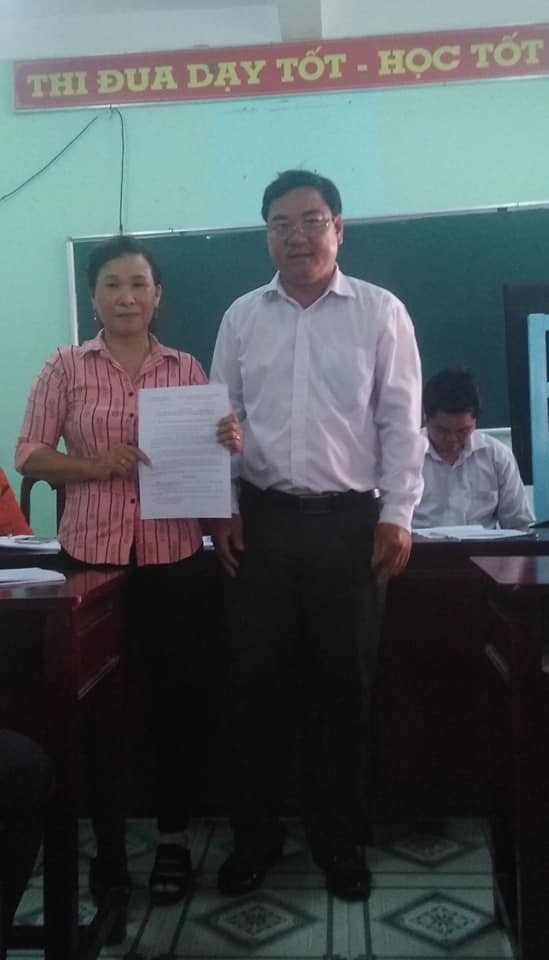 Cô Nguyễn Thị Cảnh trong ngày nhận quyết định nghỉ hưu trước tuổi