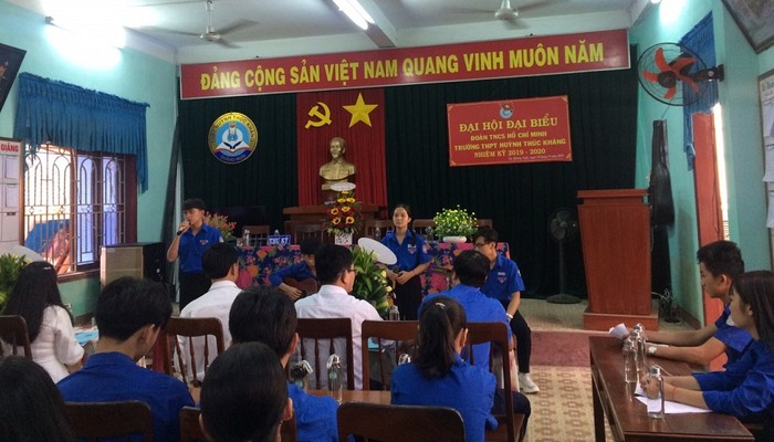 Đội thanh niên tình nguyện Trường Trung học phổ thông Huỳnh Thúc Kháng tham gia tiết mục văn nghệ chào mừng đại hội đoàn trường (Ảnh do tác giả cung cấp)