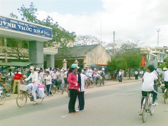 Các em thanh niên tình nguyện tham gia phân luồng giao thông trước cổng trường. (Ảnh do tác giả cung cấp)
