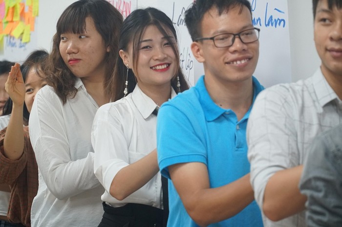 Sinh viên DynaGen khởi động trước buổi tập huấn “Thấu hiểu bản thân và quản trị mục tiêu” diễn ra tại Trung tâm tiếng Nhật TOPONE VIJA link, 170 Bạch Mai, Hà Nội.