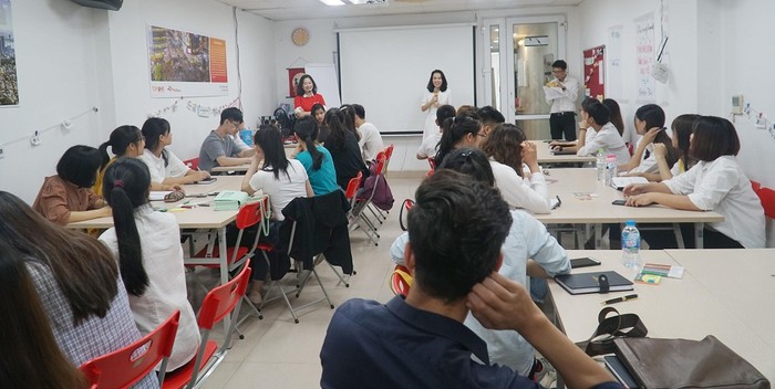 Bà Trần Thị Như Trang - Giám đốc Quỹ Vì Tầm Vóc Việt, đơn vị khởi xướng DynaGen Initiatives chào mừng sinh viên đến với buổi Tập huấn đầu tiên.